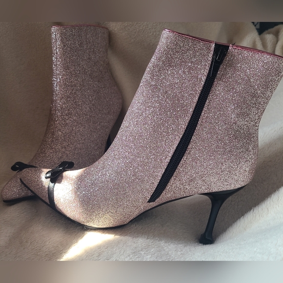 SZ 6.5 ALLEGRA K WOMANS PINK GLITTER POINTED TOE STILLETO HEEL ANKLE BOOTS NIB.. - Picture 2 of 6